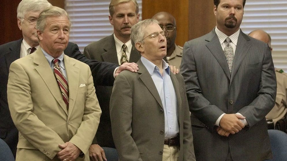 Robert Durst (Mitte) nach dem Freispruch in Texas.