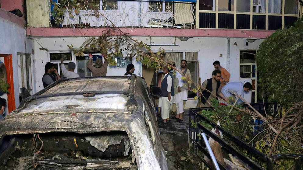 ARCHIV - Das Archivbild vom Sonntag, 29. August 2021, zeigt ein beschädigtes Haus nach einem US-Drohnenangriff in Kabul. Der Tod von Zivilisten und Kindern bei dem US-Luftangriff Ende August hat trotz einer Entschuldigung des US-Militärs in Afghanistan Wut und Entschädigungsforderungen ausgelöst. Foto: Khwaja Tawfiq Sediqi/AP/dpa