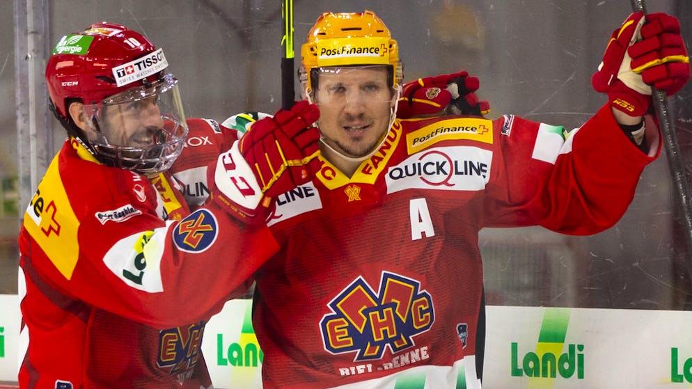 Damian Brunner (rechts) und Luca Cunti jubeln: Biel bleibt Leader der National League