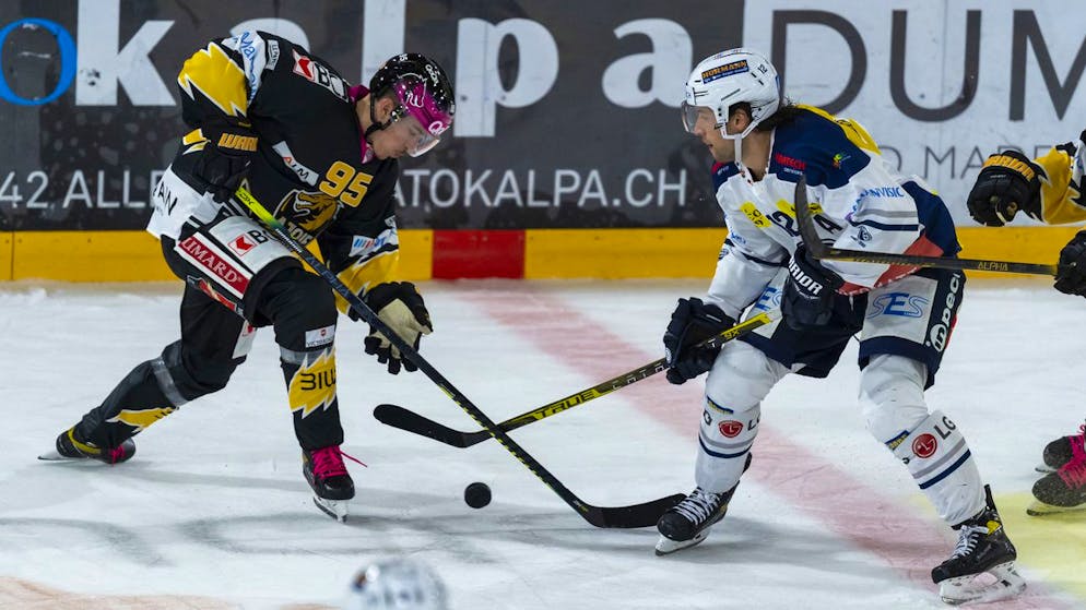 Ajoies Arnaud Schnegg, links, gegen Ambri-Piottas Daniele Grassi, rechts, beim Eishockey-Qualifikationsspiel der National League zwischen dem HC Ajoie und dem HC Ambri-Piotta in der Raiffeisen Arena in Porrentruy, am Samstag, 18. September 2021. (KEYSTONE/Georgios Kefalas)
