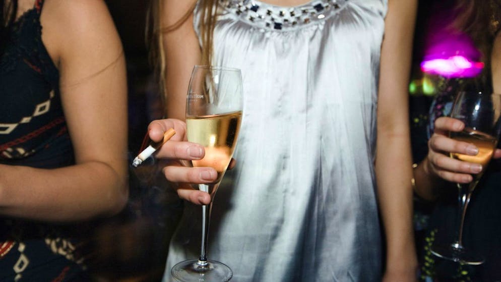 In Spanien feierten zahlreiche junge Menschen trotz Corona-Pandemie auf einem Uni-Gelände verbotenerweise eine Party im grossen Stil. (Symbolbild)