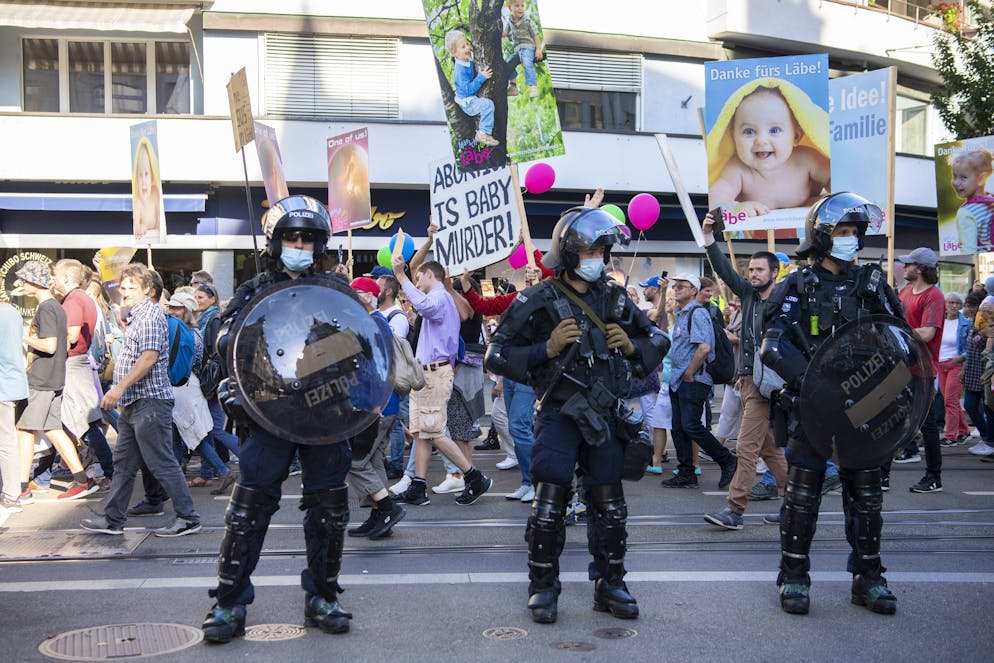 Beamte der Stadtpolizei Zürich sicherten den Demonstrationszug.