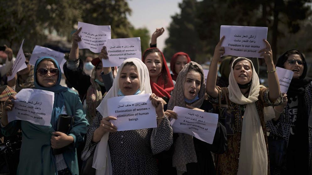 Afghaninnen demonstrieren in Kabul für ihre Rechte.