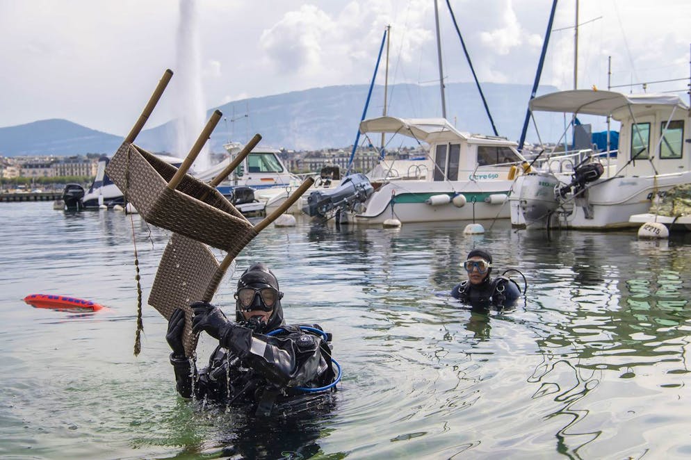 Un plongeur sort une chaise du Lac ce dimanche 20 septembre 2020 au bord du lac Léman.