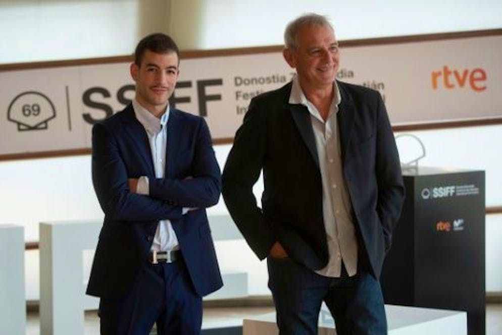 L'acteur Rabah Nait Oufella (gauche) et le réalisateur Laurent Cantet présentent le film "Arthur Rambo" au 69e Festival du film de San Sebastian le 19 septembre 2021