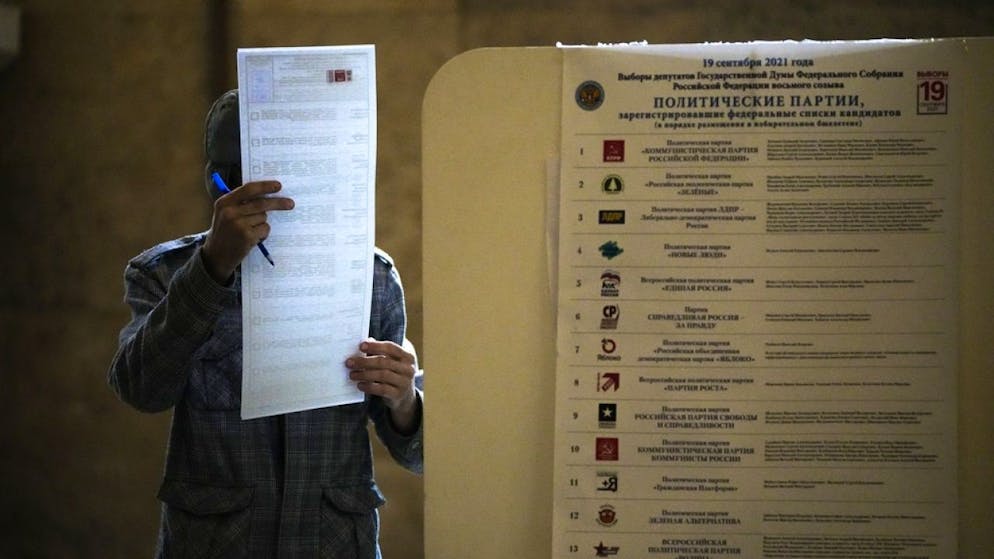 Oggi in Russia si concludono le operazioni di voto per il rinnovo della Duma, la camera bassa del Parlamento. Nella foto un elettore in un seggio di Mosca.
