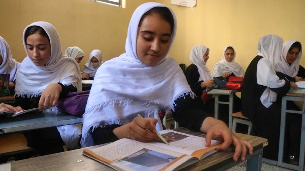 Il portavoce dei talebani ha sostenuto che prima di permettere alle femmine di entrare in una classe occorre predisporre un sistema di trasporto sicuro per sole donne.