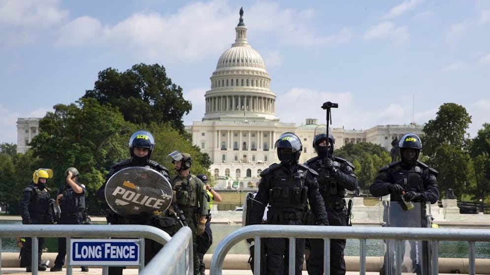 Die Sicherheitsbehörden fürchteten neue Ausschreitungen während der angekündigten Pro-Trump-Demo am Kapitol. Die Polizei war gut vorbereitet, hatte dann aber vor Ort wenig zu tun.