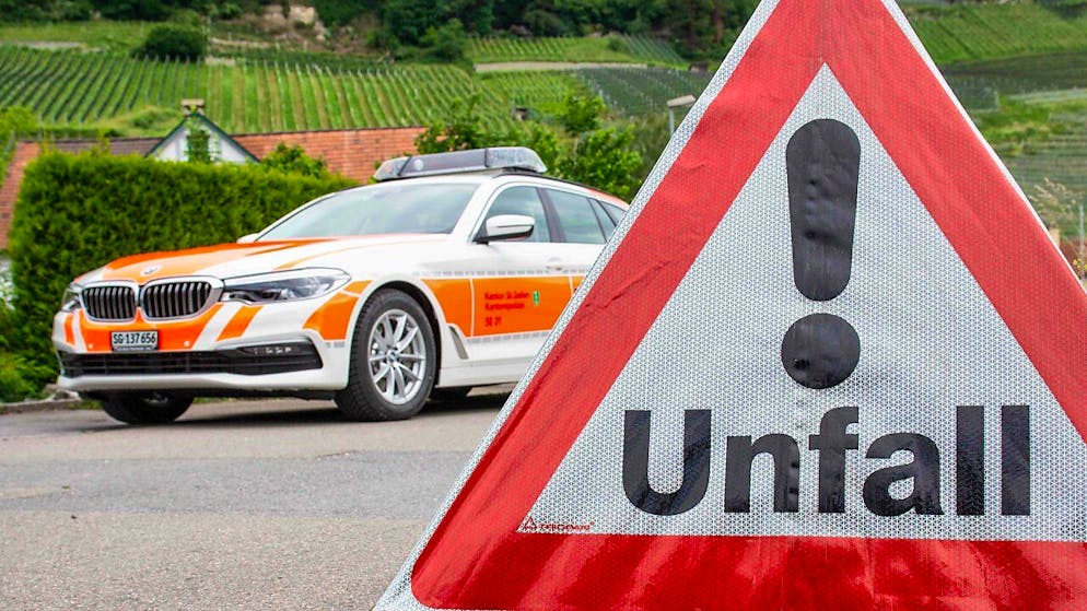 Ein 78-jähriger Belgier ist am Sonntagnachmittag mit seinem Auto auf der Autobahn A3 Richtung Zürich verunfallt. Noch auf der Unfallstelle verstarb er trotz Reanimationsversuchen. (Symbolbild)