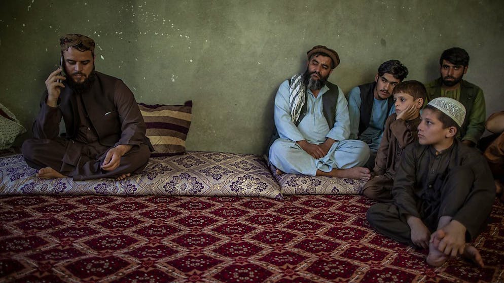 Der Sprecher der Taliban für Kundus, Matiullah Ruhani, wird während eines Telefonats beobachtet. Die militant-islamistischen Taliban haben Deutschland und andere Staaten um Hilfe gebeten. Es könne sich um «jede Art von humanitärer Unterstützung» handeln, sagte Ruhani der Deutschen Presse-Agentur. Foto: Oliver Weiken/dpa