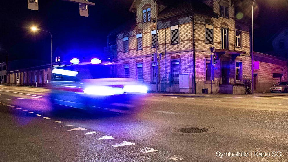 In Altstätten SG hat sich am Freitagabend der Fahrer eines Lieferwagens eine Verfolgungsjagd mit der Polizei geliefert. (Symbolild)