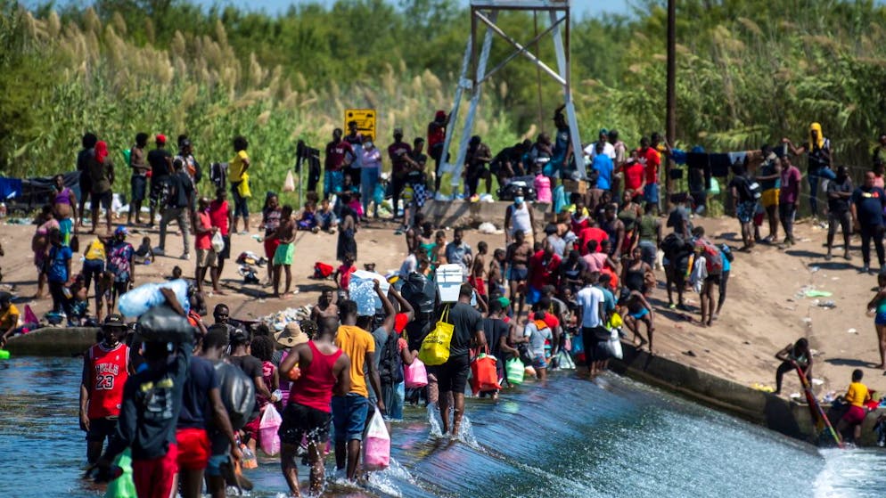 I migranti in attesa di varcare il confine con USA