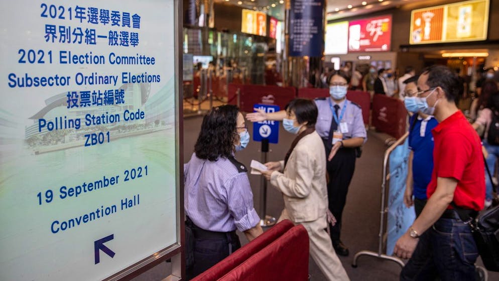 Wähler begeben sich zu einer Wahlstation in Hongkong.