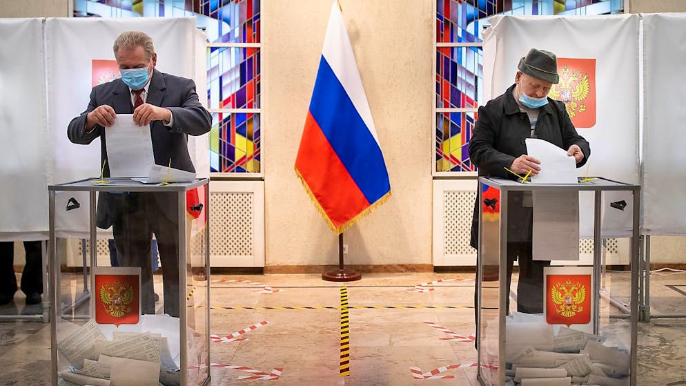 dpatopbilder - Russische Bürger geben ihre Stimmzettel in der Botschaft im litauischen Vilnius ab. Foto: Mindaugas Kulbis/AP/dpa