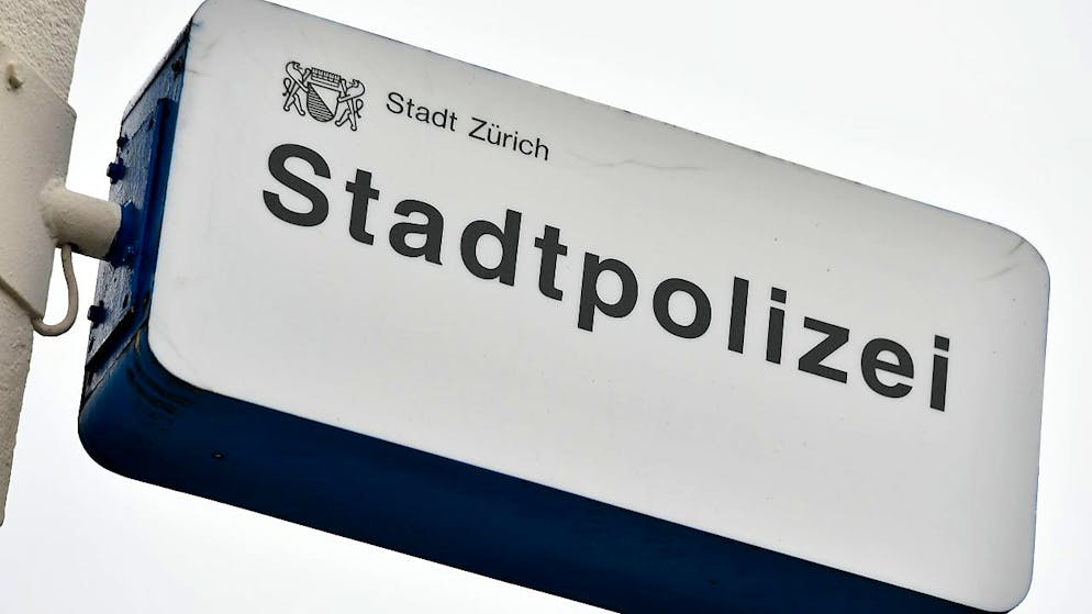 Die Stadtpolizei Zürich hat am Sonntag einen toten Mann im Bachwiesen-Zentrum gefunden. Sie geht von einem Tötungsdelikt aus. (Archivbild)
