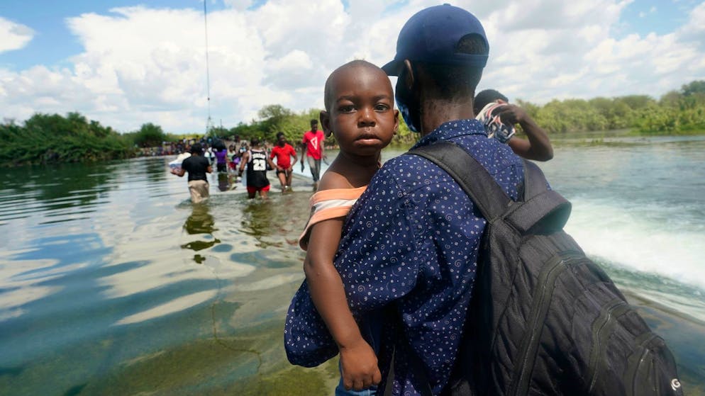 Haitianische Migranten benutzen einen Damm bei Del Rio, Texas, um von Mexiko aus in die Vereinigten Staaten zu gelangen.