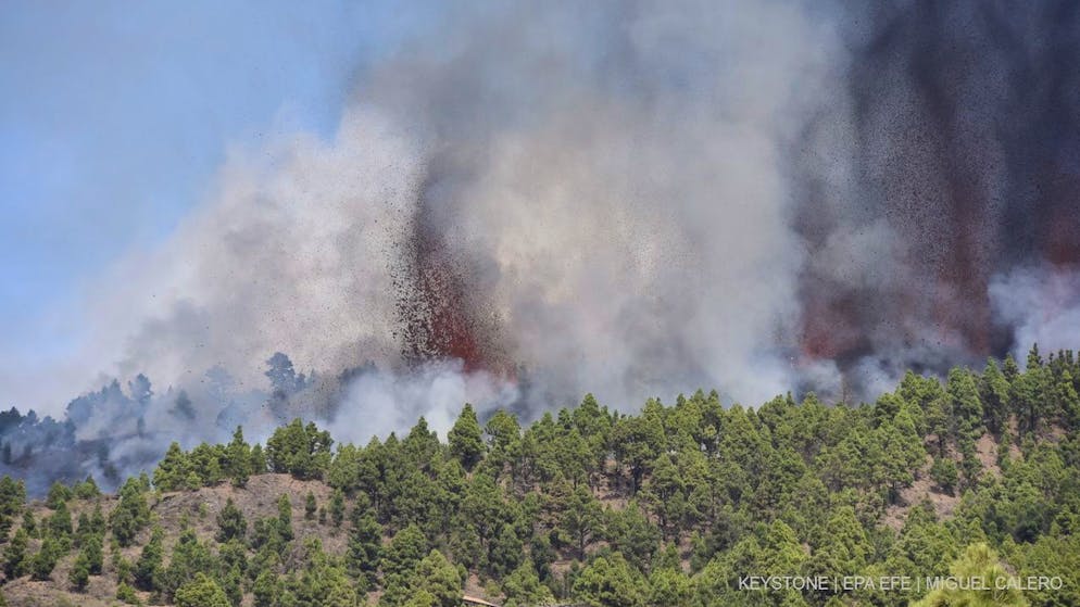 Eine grosse Aschewolke steht über der Region Cumbre Vieja auf der Kanareninsel La Palma. Das Gebiet ist dünn besiedelt, die Bevölkerung auf den Vulkanausbruch vorbereitet.