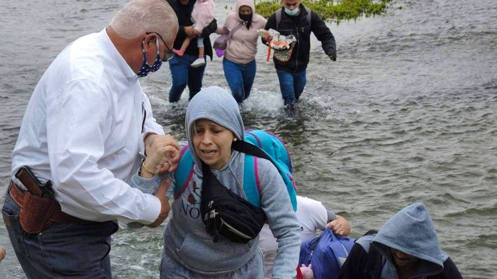 Joe Frank Martinez, Sheriff des Val Verde County im US-Bundesstaat Texas, hilft Migranten ans Ufer, die gerade den Rio Grande von Mexiko in die USA überquert haben.
