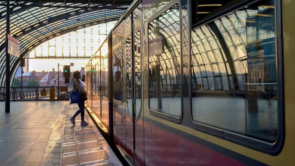 Das Mobilitätsverhalten der Deutschen hat sich verändert: Eine Frau besteigt eine S-Bahn am Hauptbahnhof Berlin.