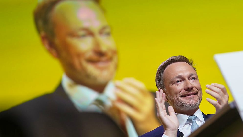Christian Lindner, Parteivorsitzender der FDP, applaudiert beim Außerordentlichen Bundesparteitag der FDP. Eine Woche vor der Bundestagswahl in Deutschland haben sich FDP und Grüne mit Parteitagen ein Fernduell um den richtigen Kurs in der Klimapolitik geliefert. Foto: Jörg Carstensen/dpa