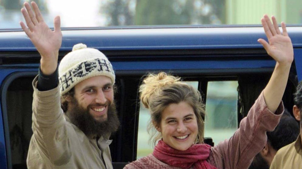 Daniela Widmer und ihr Freund nach ihrer Flucht vor den Taliban am Flughafen von Islamabad im März 2012.