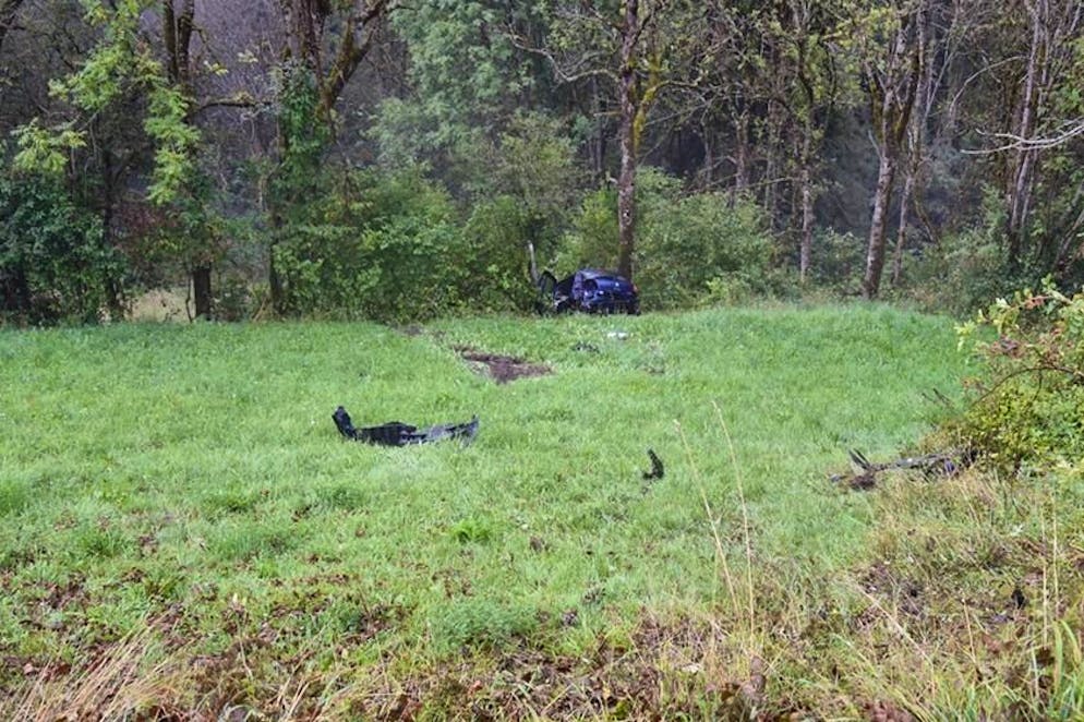 L'auto ha terminato la sua corsa fra gli alberi