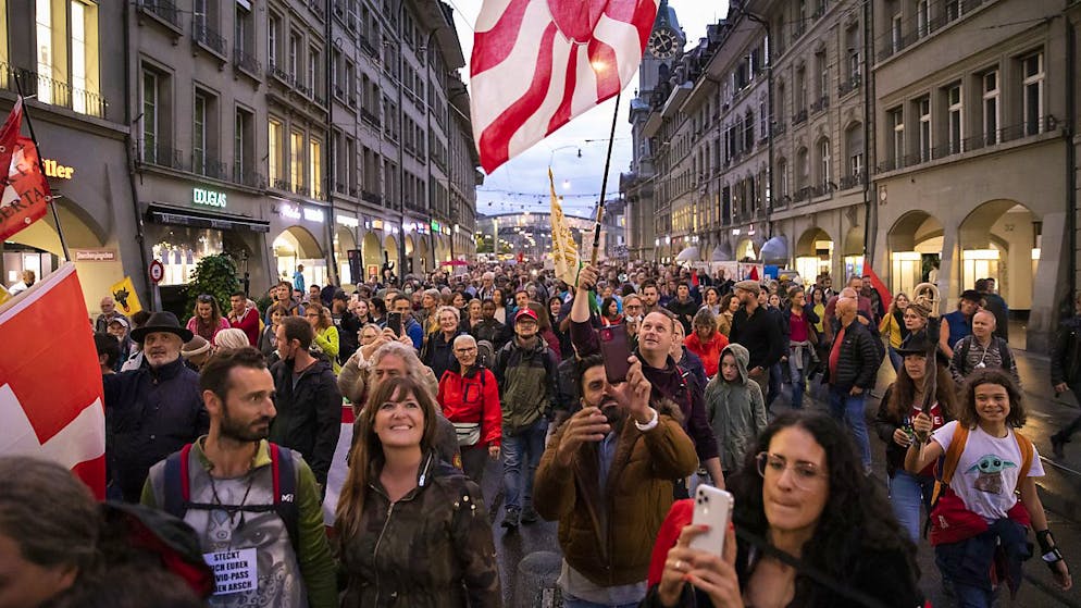 Jeudi, plusieurs milliers de personnes ont manifesté à Berne contre les mesures Covid.