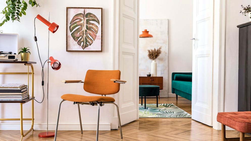 Die 60er-Jahre halten wieder Einzug in Schweizer Wohnzimmer. Wer hätte nicht gerne hübsche Thonet-Freischwinger um den Esstisch oder ein Sideboard aus Teakholz? Möbelhäuser erkennen den Trend und produzieren Neuware im alten Look zu günstigen Preisen. Wenn du aber Freude am Vintage-Stil hast, dann nimm dir etwas Zeit und durchstöbere ein paar Brockenhäuser. Ein Original mit Geschichte macht doch garantiert mehr Freude als eine neue Imitation.
