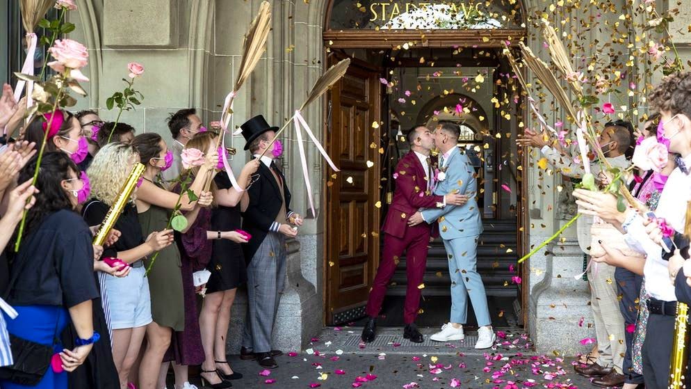 In agosto, Operazione Libero ha fatto una campagna per il «sì» al «Matrimonio per tutti» mettendo in scena una cerimonia di matrimonio tra due uomini a Zurigo.