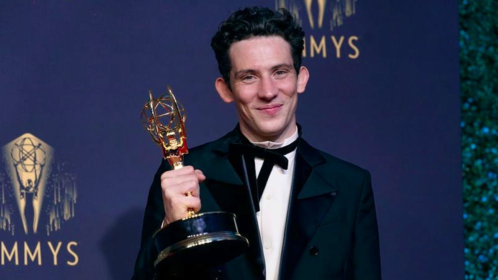Josh O'Connor, Gewinner des Preises für den herausragenden Hauptdarsteller in einer Dramaserie für «The Crown», posiert bei den 73. Primetime Emmy Awards im L.A. Live in Los Angeles an.