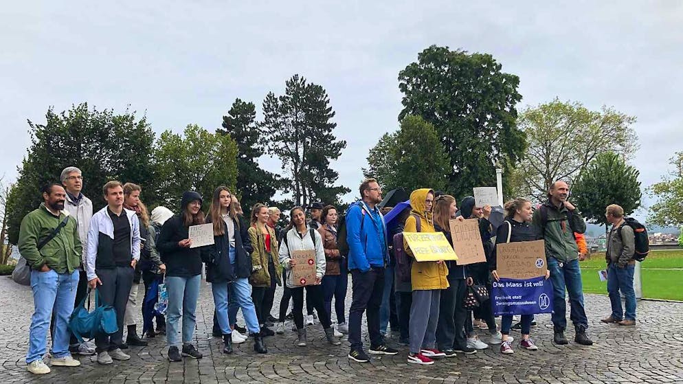 Kaum Protest an Schweizer Hochschulen gegen die Zertifikatspflicht: In Bern haben rund 30 Personen protestiert.