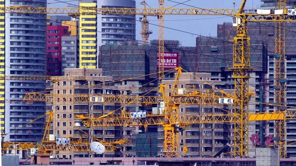 Construction cranes fill the skyline of downtown Beijing Wednesday 28th April. Despite attempts to rein in overdevelopment in the property sector which seen by the leadership to threaten the economy with overheating, construction projects on an ever increasing scale can be seen throughout China. The economy is now growing at an annual rate of 9.7 percent, higher than the 9.2 percent when the measures to prevent overheating were introduced last year. (KEYSTONE/EPA/ADRIAN BRADSHAW)
