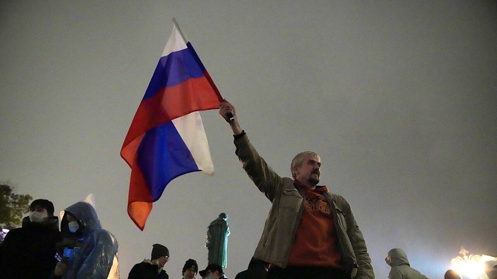 L'opposition russe a dénoncé lundi des fraudes massives aux législatives qui ont vu le parti du Kremlin rafler une super-majorité des deux tiers. Sur l'image, un manifestant à Moscou.