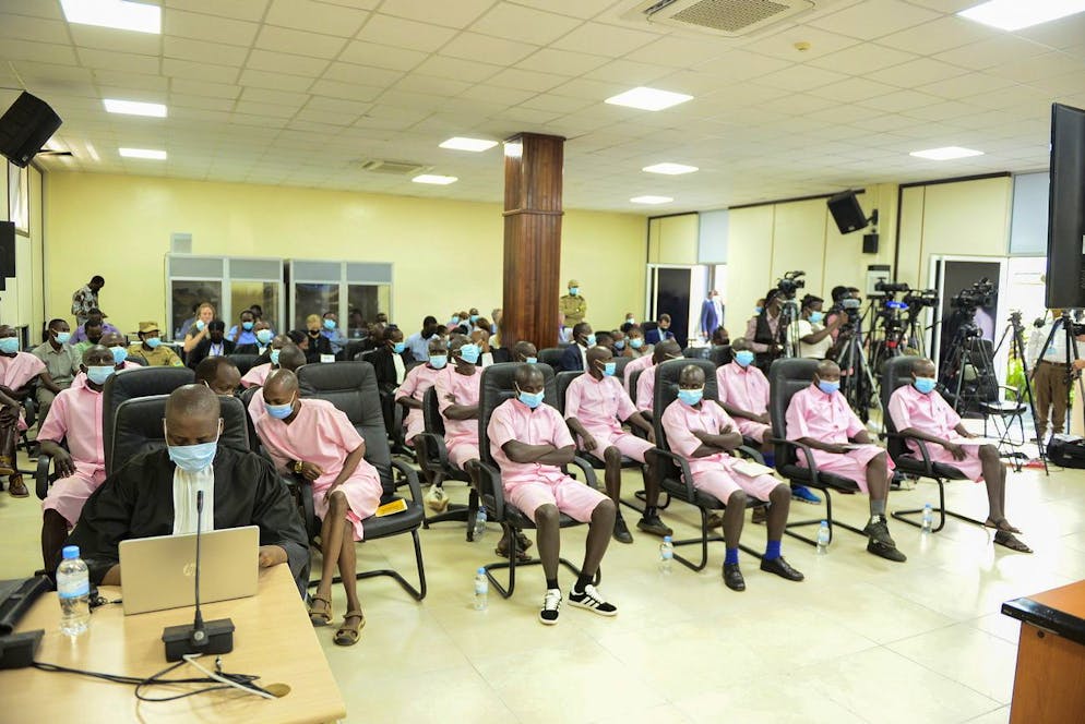 Une vue générale montre 20 coaccusés, à l'exception du héros de « Hotel Rwanda » Paul Rusesabagina, qui n'a pas assisté physiquement au tribunal pour le verdict car il a boycotté les audiences affirmant que le procès n'était pas équitable, à la Cour suprême de Kigali, Rwanda, 20 septembre 2021.