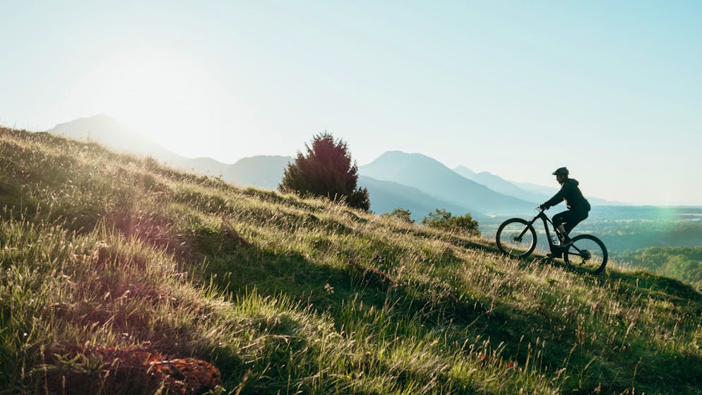 Tipp 6: Gadgets fürs Hobby. Für viele Hobbys braucht es irgendwelche meist teuren Gerätschaften, sei es ein Instrument, eine Kamera, ein Mountainbike, Langlaufskis oder ein Fernglas. Meist sind dies hochwertige und eher teure Gegenstände, denen die Besitzerin oder der Besitzer Sorge tragen und deshalb lange und auch wiederverwendet werden können – und sollten.