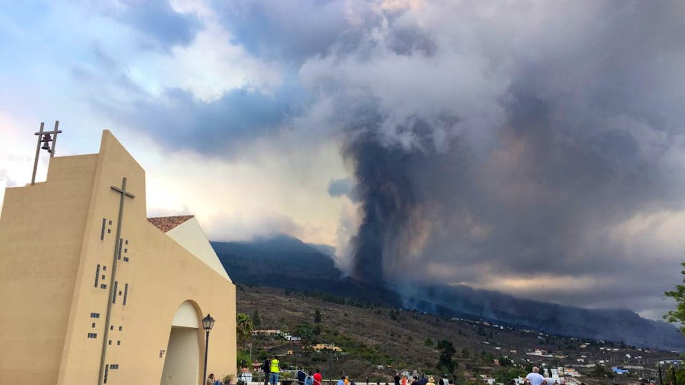 Le autorità spagnole hanno evacuato gli abitanti di una quarantina di case a Tazacorte, nell'isola de La Palma (Canarie) considerato a rischio per l'eruzione del vulcano Cumbre Vieja. Sono quindi circa 5500 gli sfollati dall'inizio dell'emergenza.