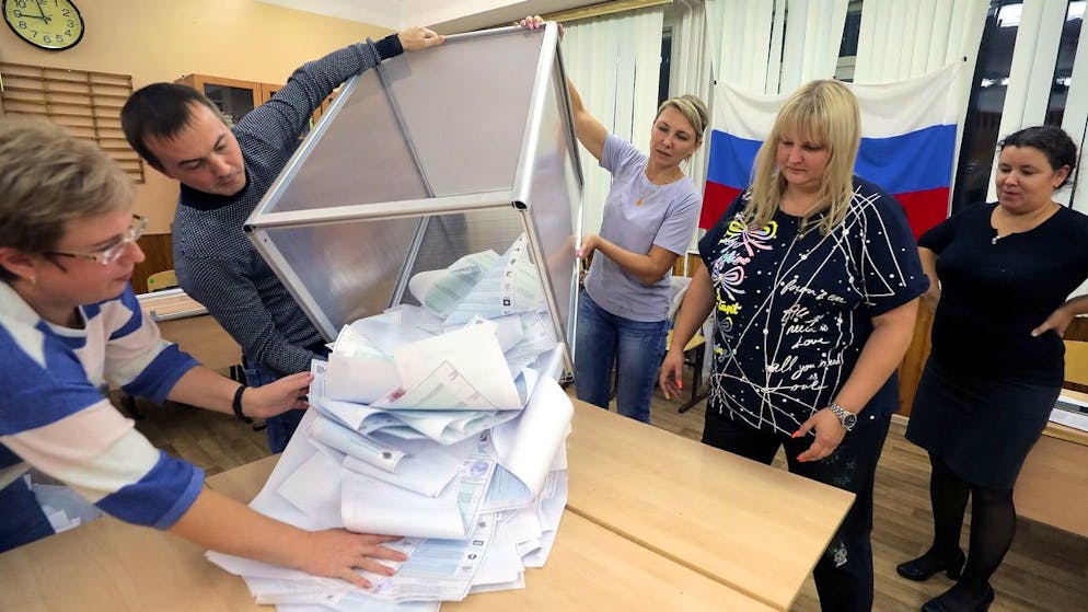 In einem Wahllokal in Podolsk ausserhalb von Moskau wird eine Wahlurne geleert.