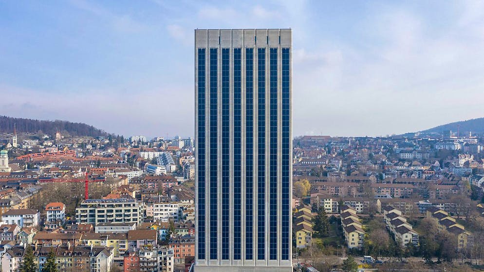 Die Stadt Zürich will bis 2030 das Vierfache an Solarstrom produzieren, auf städtischen Gebäuden das Fünffache. Im Bild die Solarzellen am Kornhaus der Swissmill an der Limmat. (Archivbild)