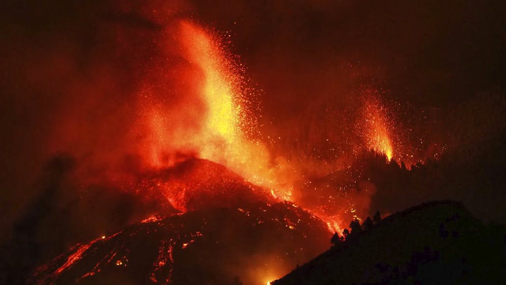 L'éruption de la Cumbre Vieja a débuté dimanche peu après 15h00 locales (16h00 en Suisse). Elle a entraîné l'évacuation d'environ 5000 personnes.