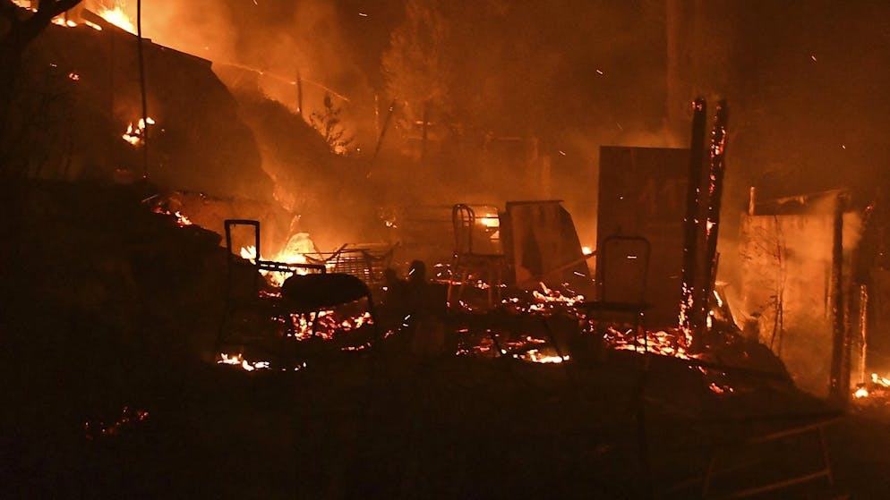 Un incendio è scoppiato in un campo migranti sull'isola greca di Samos