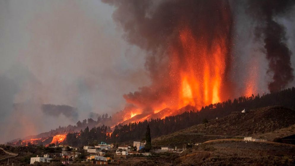 Die mehr als 1000 Grad heisse Lava bahnt sich ihren Weg vom Vulkan hinunter Richtung Küste.