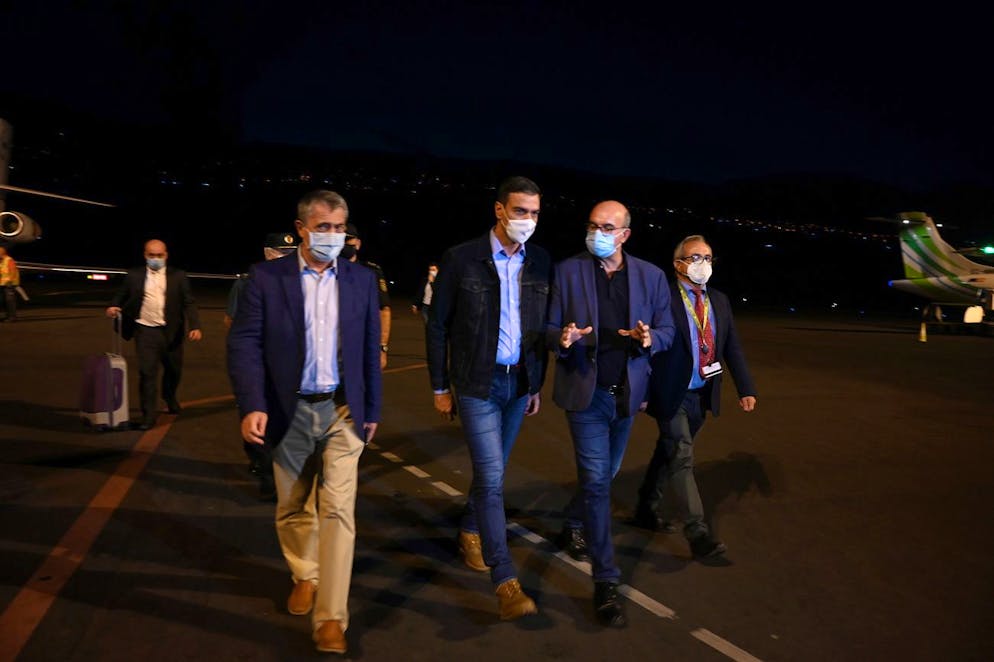 Un document photo mis à disposition par le palais présidentiel de la Moncloa montre le Premier ministre espagnol Pedro Sanchez (2-L) à son arrivée à La Palma en raison de l'éruption volcanique à El Paso, La Palma, îles Canaries, Espagne, 19 septembre 2021.