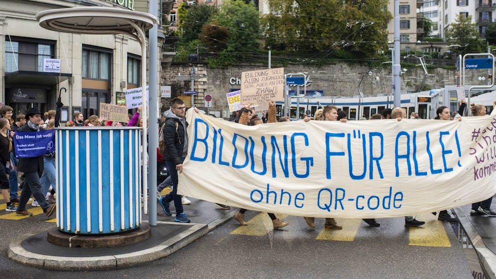Studenten demonstrieren gegen die Zertifikatspflicht an den Zürcher Hochschulen.