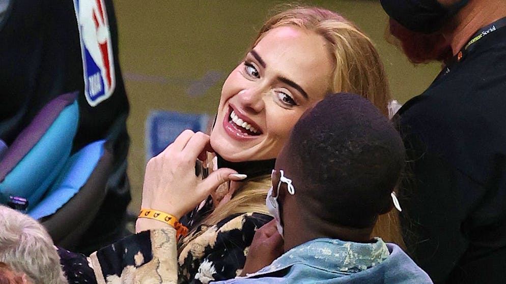 Adele lächelt ihren Freund an: Rich Paul ist für ihre Fans aber nicht halb so interessant wie ein geplantes neues Album.