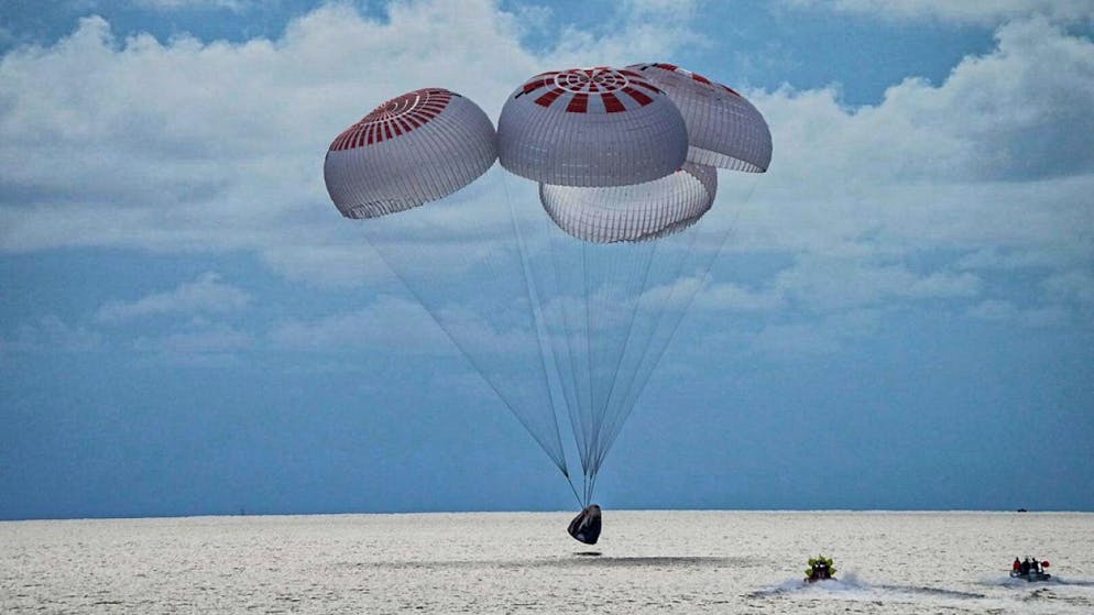 L'ammaraggio è avvenuto come previsto poco dopo le 19.00 di ieri al largo delle coste della Florida.