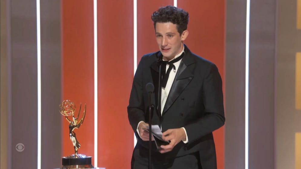 Gli Emmy incoronano "The Crown": premiato anche l'attore Josh O'Connor