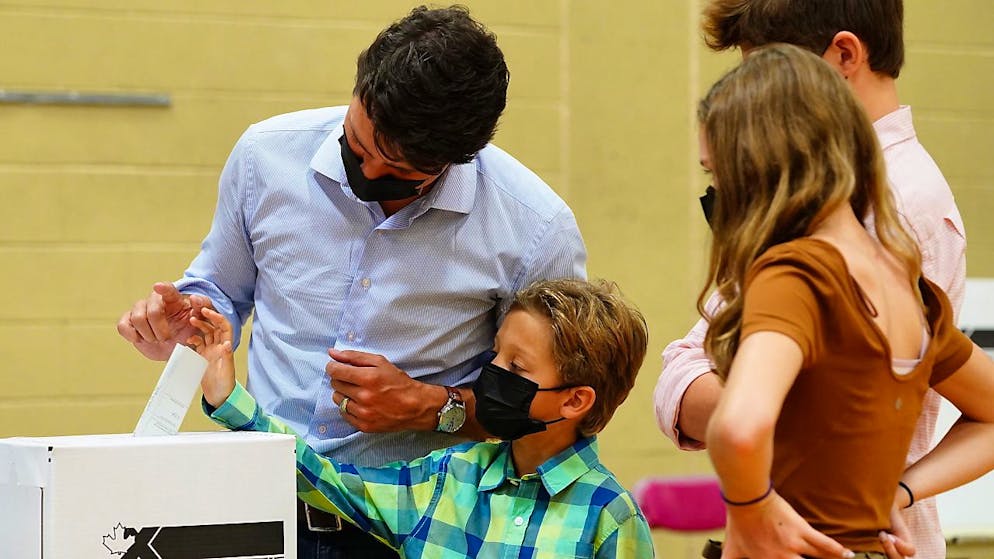 Kanadas Premier Justin Trudeau (l) gibt gemeinsam mit seinem Sohn Hadrien seine Stimme ab. Foto: Sean Kilpatrick/The Canadian Press via ZUMA/dpa