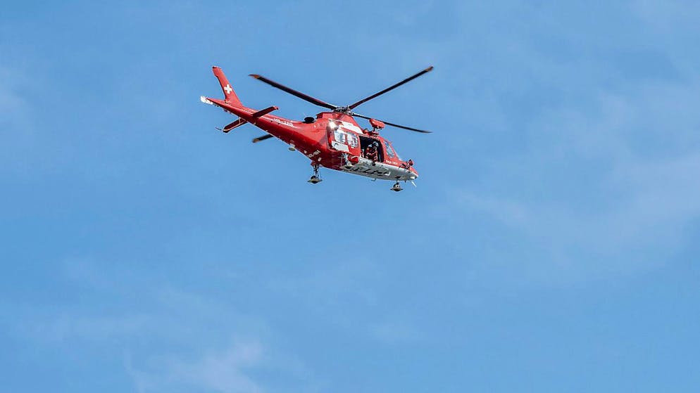 Ein Helikopter flog einen von zwei Verletzten in ein Spital. Es bestand der Verdacht auf Rückenverletzungen. (Archivbild)
