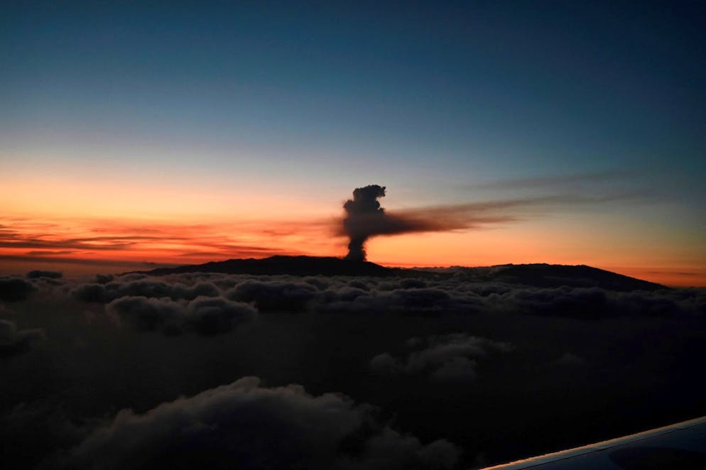 Une photo mise à disposition par le palais présidentiel de la Moncloa montre de la fumée s'élevant vers le ciel depuis l'éruption volcanique d'El Paso, La Palma, îles Canaries, Espagne, le 19 septembre 2021.