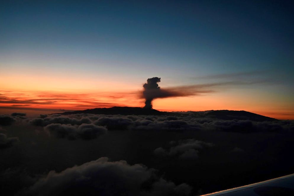 Une photo mise à disposition par le palais présidentiel de la Moncloa montre de la fumée s'élevant vers le ciel depuis l'éruption volcanique d'El Paso, La Palma, îles Canaries, Espagne, le 19 septembre 2021.